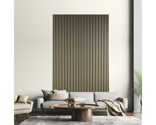 Obývací pokoj s dřevěným obkladem stěn, pohovkou a konferenčním stolkem.