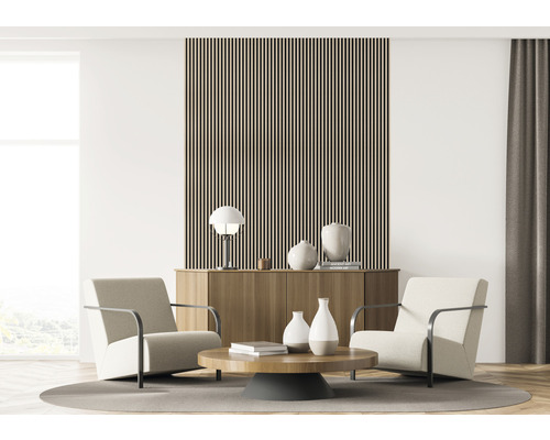 Obývací pokoj se dvěma křesly, konferenčním stolkem, příborníkem a dřevěným obložením stěn.