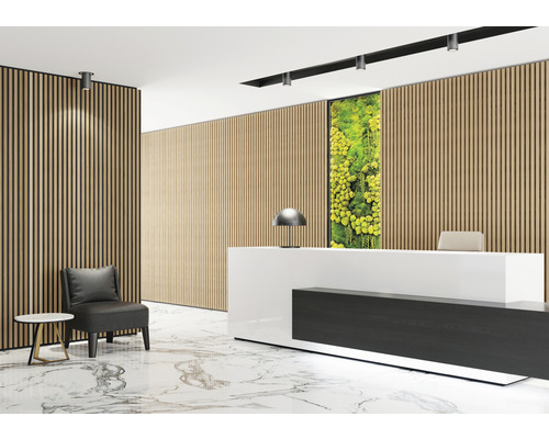 Recepce s dřevěnými panely, recepcí, posezením a mramorovou podlahou