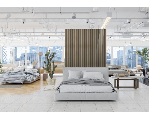 Světlá lůžka v prostorné ložnici s akustickými panely