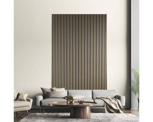 Obývací pokoj s dřevěnou lamelovou stěnou, pohovkou, křeslem, kobercem a stolem