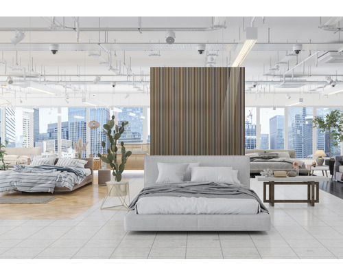 Výstavní prostor s postelemi v různých provedeních a dřevěnými panely