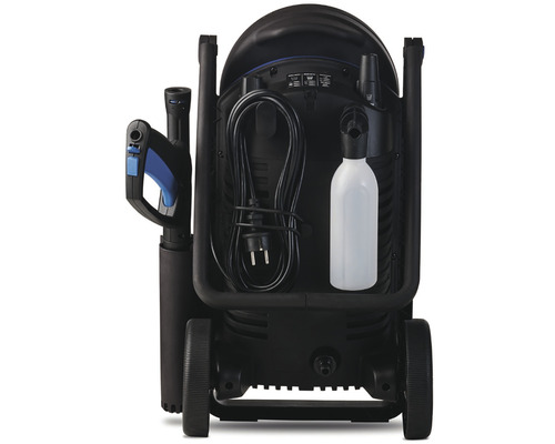Pohled zezadu na vysokotlaký čistič s příslušenstvím a napájecím kabelem