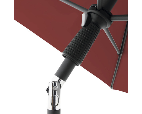 Detailní pohled na slunečník s nastavitelným mechanismem