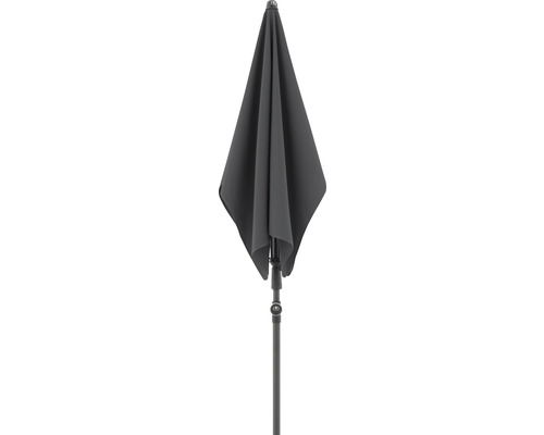 Zavřený šedý slunečník s tyčí