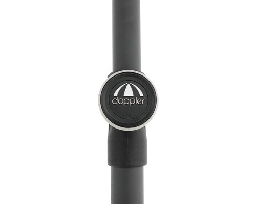 Logo Doppler na podstavci slunečníku