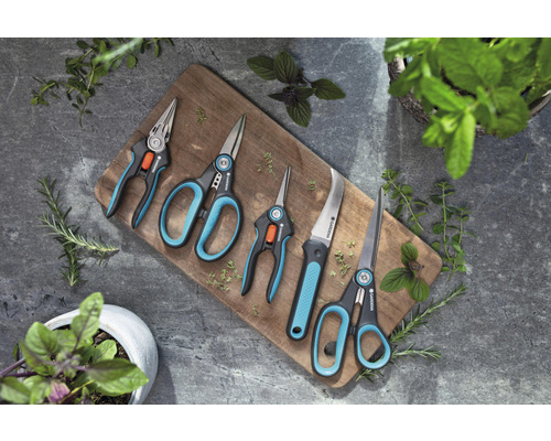 Zahradní nůžky a zahradní nůž Gardena na dřevěném prkénku s bylinkami