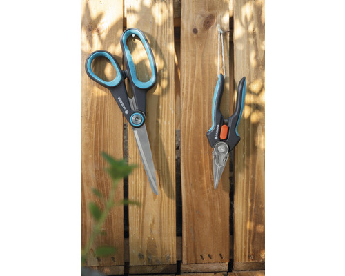 Zahradní nůžky a nůžky na růže Gardena na dřevěné stěně