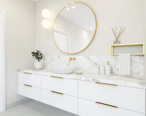 Moderní koupelna s umyvadlem, zrcadlem a mramorovou deskou