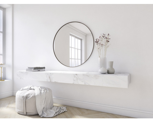 Světlá místnost se zrcadlem, konzole s mramorovým vzhledem a sedací stolička