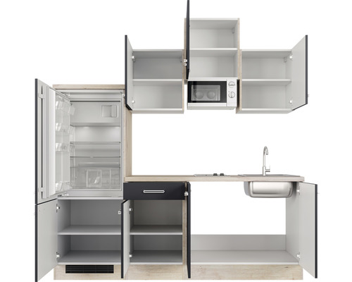 Kuchyňská linka s lednicí, mikrovlnnou troubou, dřezem a otevřenými skříňkami.