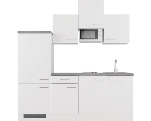 Moderní kuchyně s bílými skříňkami, dřezem a mikrovlnnou troubou