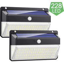Dvě solární svítidla, každé s 228 LED