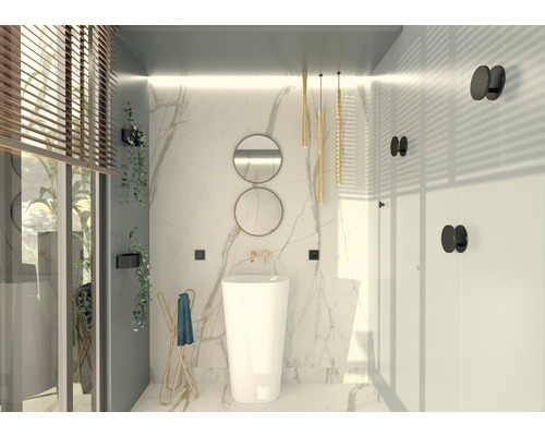 Moderní koupelna s volně stojícím umyvadlem, zrcadly a držákem na ručníky