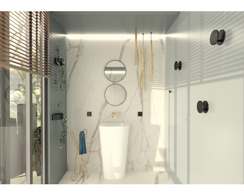 Světlá koupelna s volně stojícím umyvadlem, zrcadly a držákem na ručníky