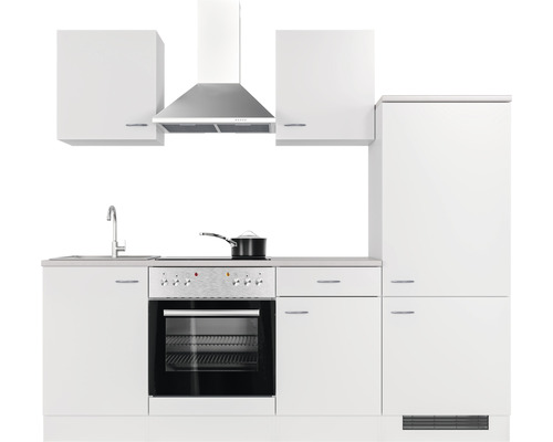 Bílá kuchyňská linka s dřezem, sporákem, digestoří a skříňkami