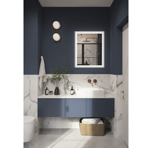 Moderní koupelna s umyvadlem, osvětleným zrcadlem a dekoracemi