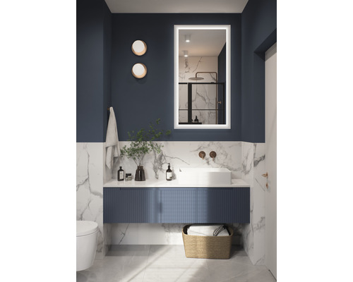 Moderní koupelna s umyvadlem, zrcadlem s osvětlením a dekorací