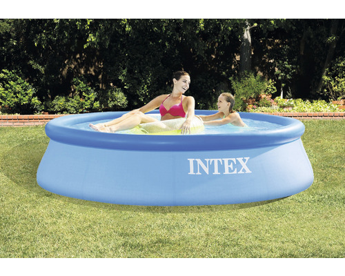 Bazén Intex se dvěma lidmi na zahradě