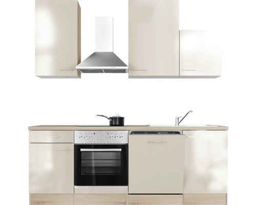 Vestavěná kuchyně s horními skříňkami, odsavačem par, dřezem, sporákem a myčkou nádobí.