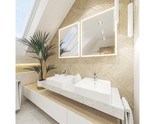 Světlá koupelna s dvojitým umyvadlem, osvětlenými zrcadly a dekorativní stěnou