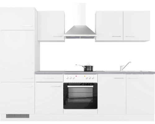 Kompletní bílá kuchyně s horními a dolními skříňkami, sporákem, dřezem a odsavačem par.