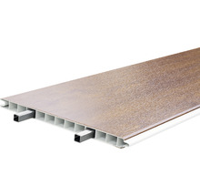 Plastový panel s dekorem dřeva a integrovanou spodní konstrukcí