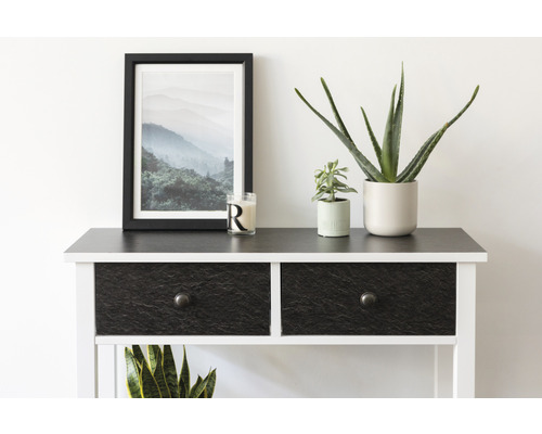 Dekorativní příborník se dvěma zásuvkami, zarámovaný horský obraz, hrnkové rostliny a svíčka