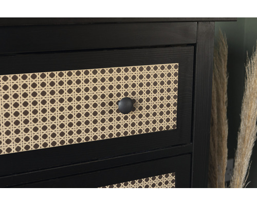 Detail komody s ratanovým výpletem na zásuvkách