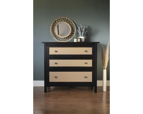 Komoda se třemi zásuvkami a zrcadlem v chodbě