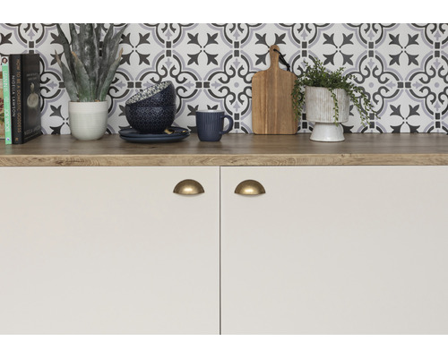 Kuchyňská scéna s pracovní deskou, nádobím a dekorací na skříňce