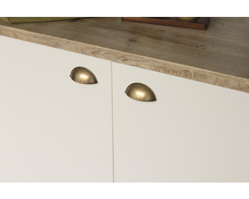 Detailní pohled na dvířka skříněk s mušlovými úchytkami