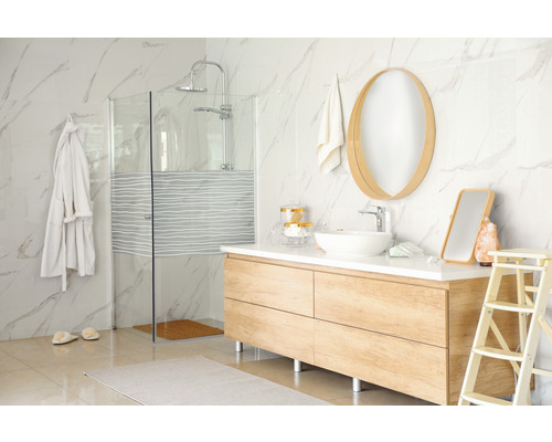 Světlá koupelna se sprchou, umyvadlem a zrcadlem