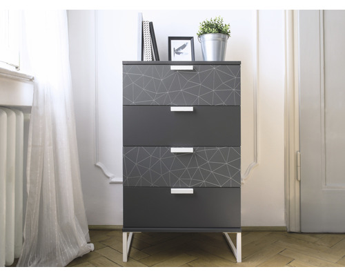 Komoda se čtyřmi zásuvkami a geometrickými vzory pro ukládání