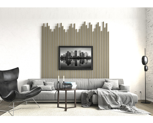 Obývací pokoj s pohovkou, křeslem, stojací lampou, konferenčním stolkem a nástěnným panelem