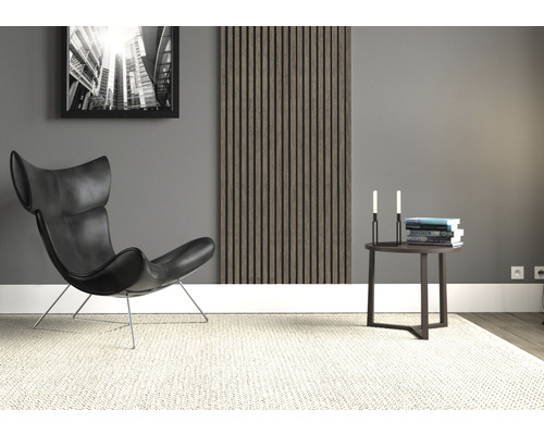 Obývací pokoj s křeslem, akustickým panelem a odkládacím stolkem