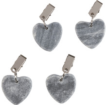 Čtyři kamenné klipy ve tvaru srdce