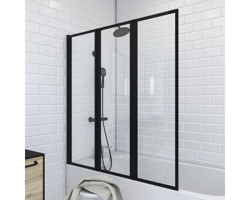 Skleněná vanová zástěna se třemi prvky a černým rámem v koupelně.