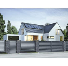 Moderní dům s posuvnou bránou a solárními panely na střeše