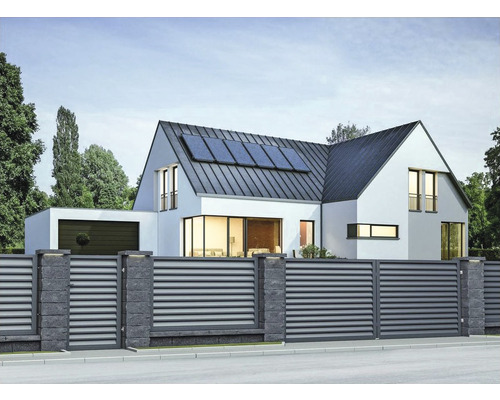 Moderní dům s posuvnou bránou a solárními panely na střeše