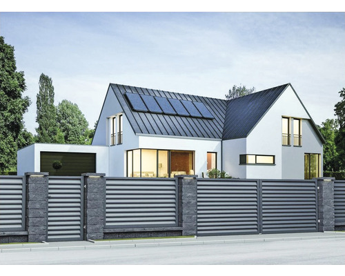 Moderní dům s vjezdovou bránou, garáží a solárními panely na střeše