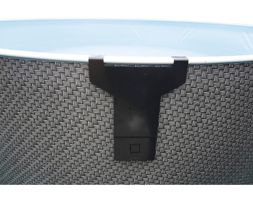 Detailní pohled na bazén s obložením v proutěném vzhledu a černým držákem