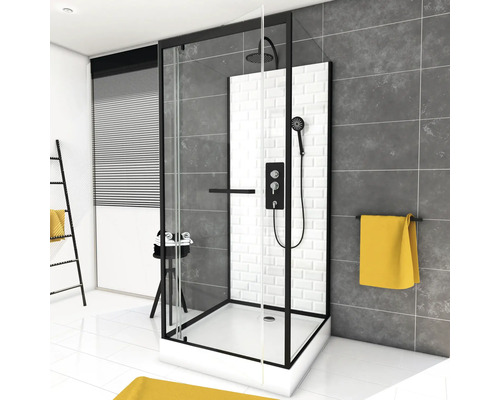 Koupelna se sprchovým koutem s černým rámem, hlavovou sprchou a ruční sprchou