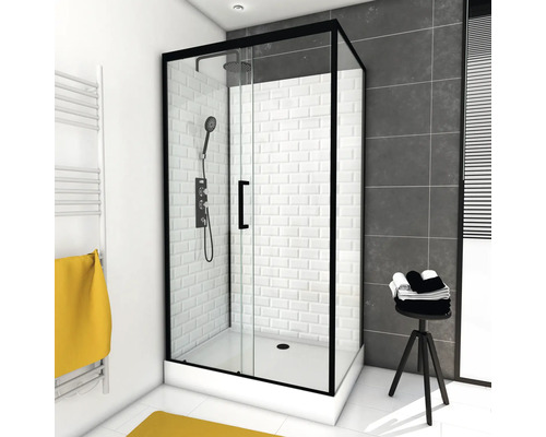 Sprchový kout se skleněnými dveřmi a sprchovou baterií v koupelně