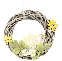 Dekorativní věnec s květinovými a šnečími motivy pro jarní atmosféru.