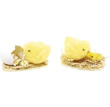 Dvě figurky kuřátek v hnízdech s květinami a vejci jako velikonoční dekorace.