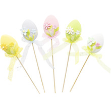 Dekorativní velikonoční vajíčka na tyčkách s květinami a mašlemi