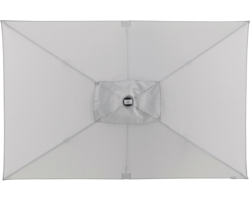 Pohled shora na obdélníkový slunečník