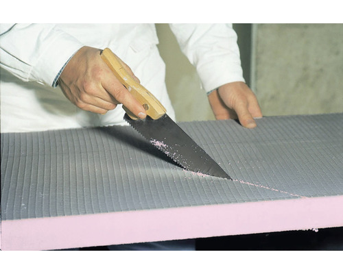 Řezání izolační desky ruční pilou