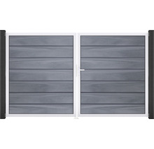 Dvoukřídlá brána s panely se vzhledem dřeva v bílém rámu